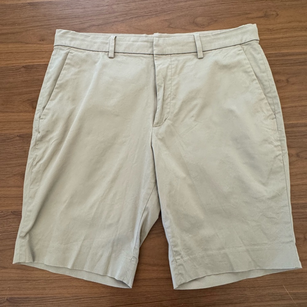 Uniqlo Men's Tan Flat Front Shorts